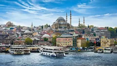 Maaliskuun loppu Istanbulissa: rauhalliset päivät, värikkäät katot ja ilta-aikaan kaduilla vallitseva vilkas tunnelma