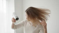 Ilman suunta hiustenkuivauksessa: pieni yksityiskohta, joka muuttaa kaiken