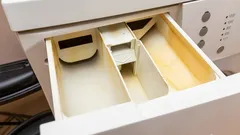 Kuinka puhdistaa pesukoneen pesuainelokero ja poistaa haju ilman turhia kemikaaleja